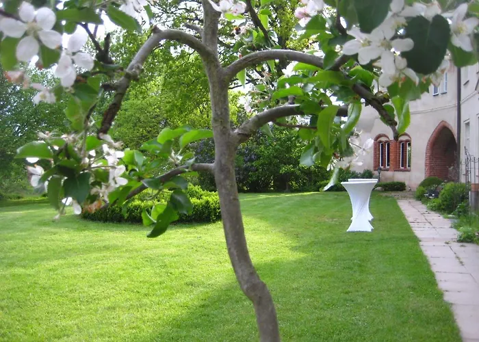 Bed & Breakfast Gartenzimmer Im Schloss Neuhausen 3*